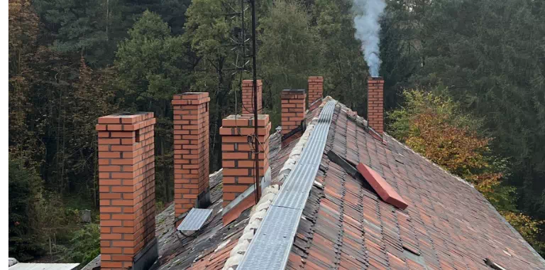 dużo kominów na dachu